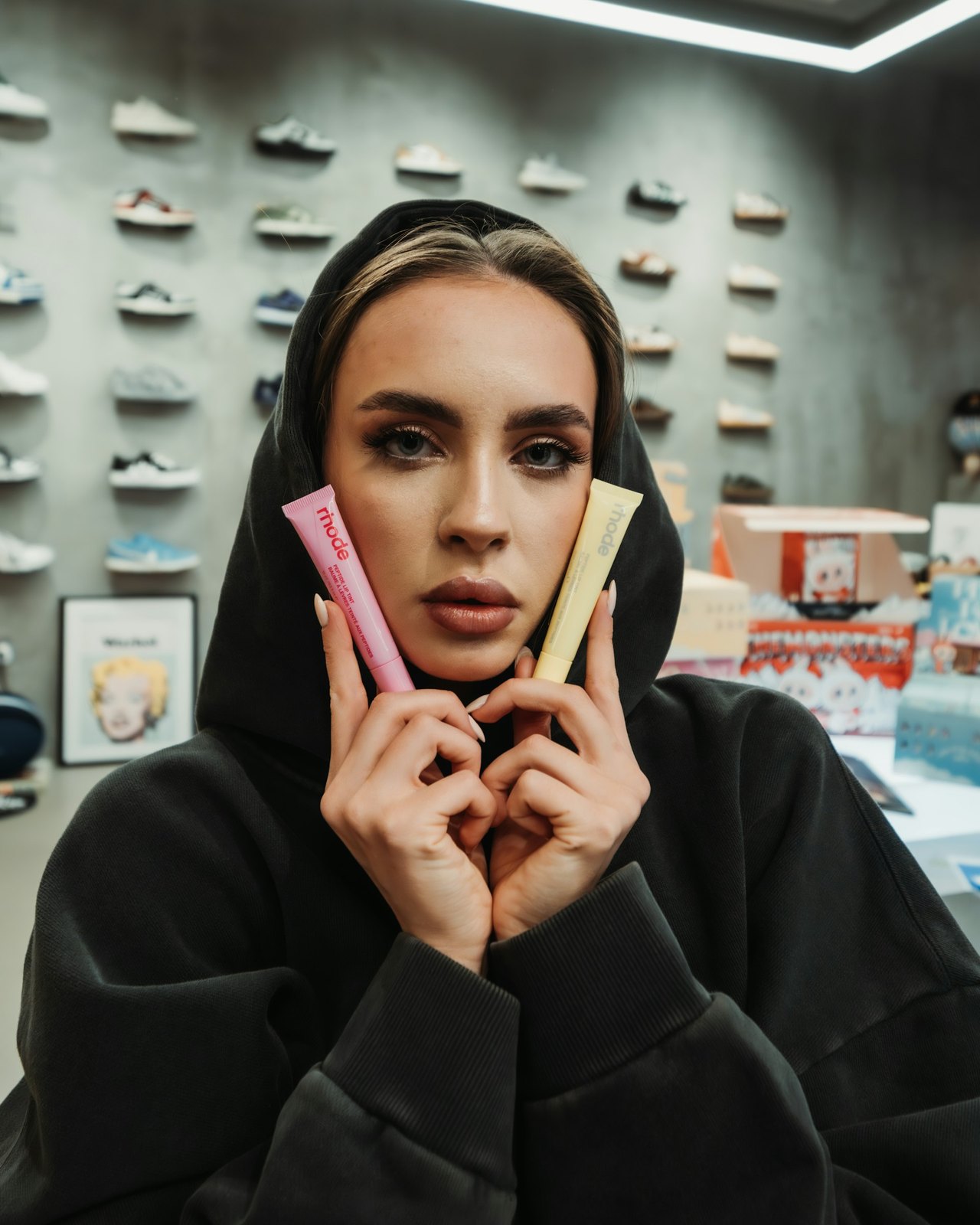 UGC Model mit Produkten vor Sneaker-Regal