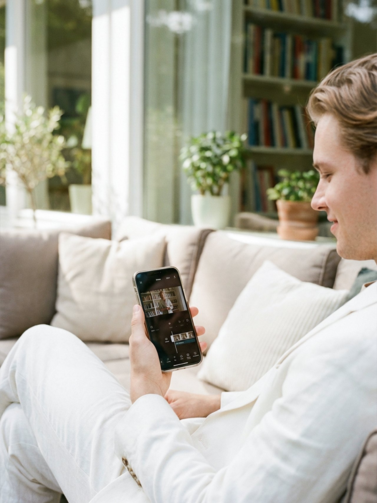 Model bearbeitet ein UGC Video am Smartphone