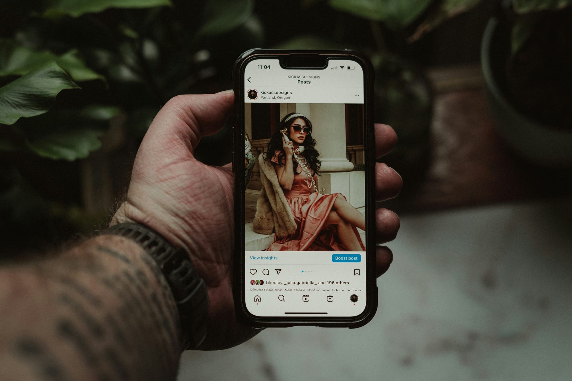 Model auf einem Smartphone-Bildschirm – KI und die Zukunft der Modelbranche.